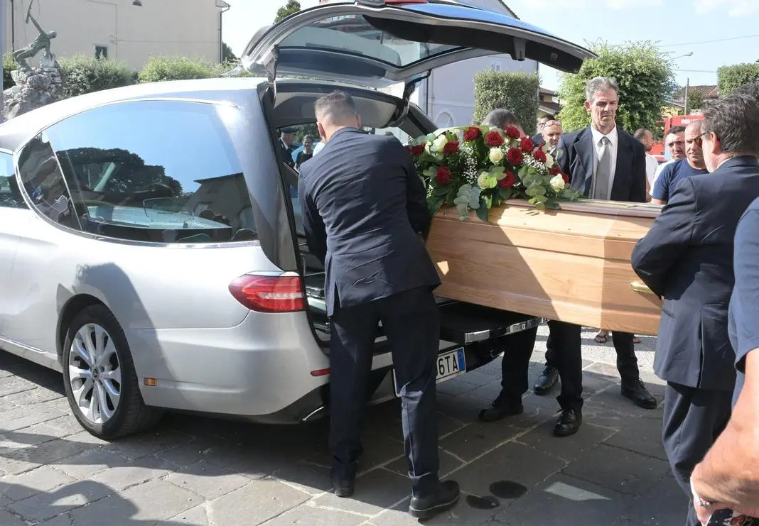 Cade e muore nel dirupo. Fine choc di un poliziotto. Il dolore dei colleghi