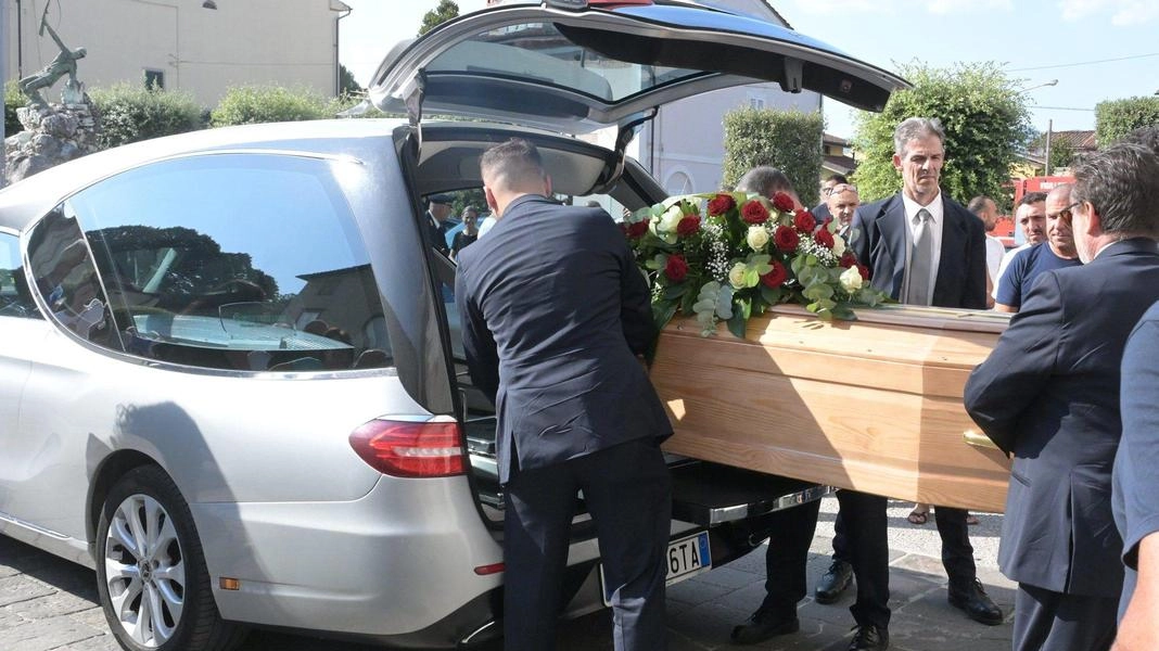 I funerali sono stati celebrati ieri a Lammari (foto Alcide)