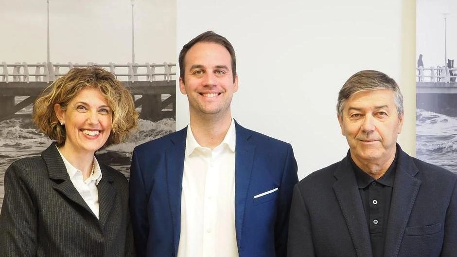 Da sinistra: Valentina Pastacaldi di Poste, Michele Pellegrini e il sindaco Murzi