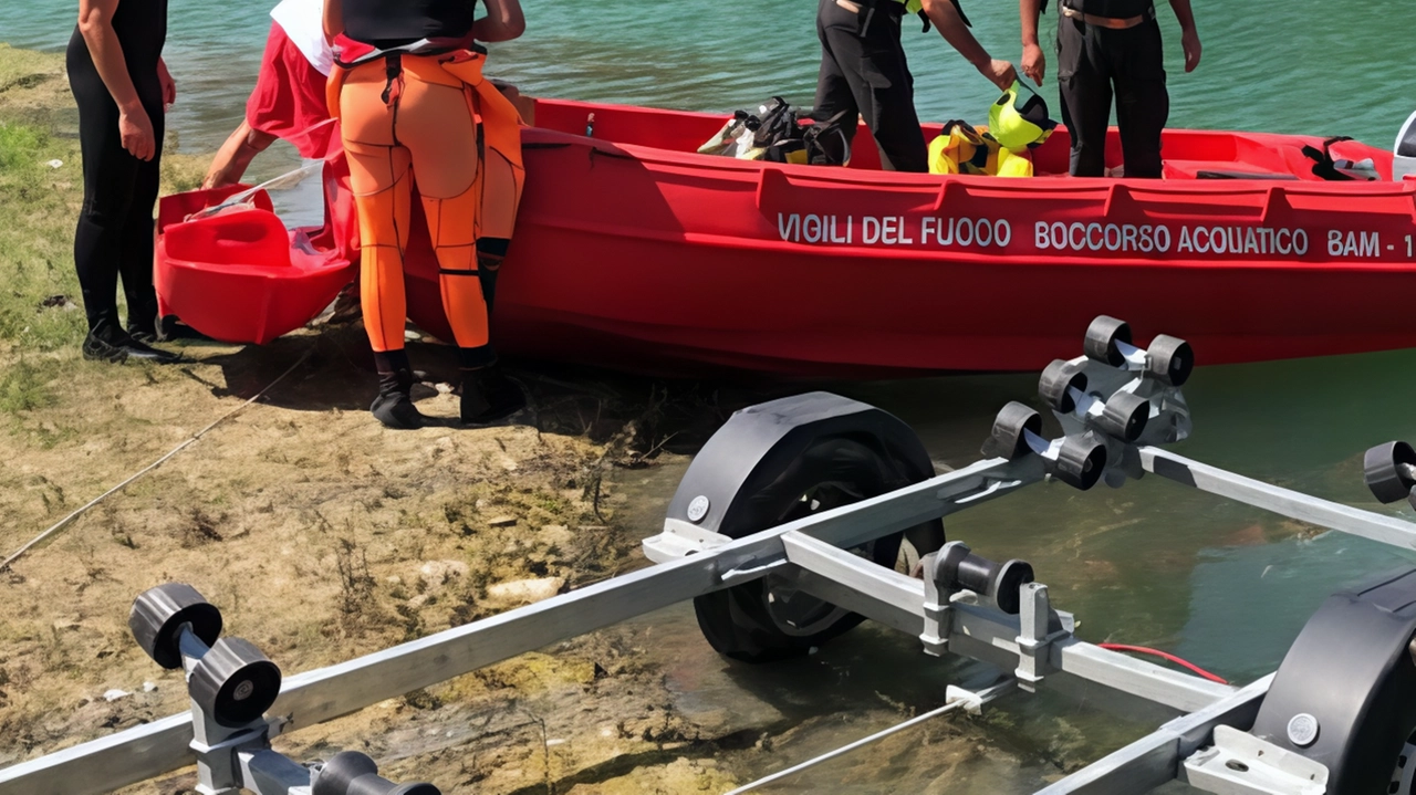 Uno degli interventi sul Tevere dei vigili del fuoco per salvare persone che si sono avventurate nel corso d’acqua Uno degli interventi sul Tevere dei vigili del fuoco per salvare persone che si sono avventurate nel corso d’acqua