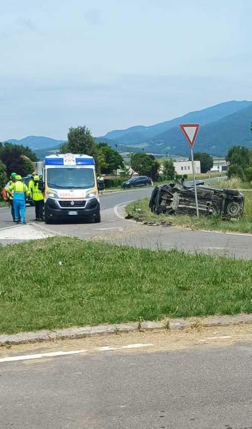 https://www.lanazione.it/image-service/view/acePublic/alias/contentid/Yzc5MzRkMmYtM2ZjZC00/0/schianto-tra-auto-ferito-trasportato-col-pegaso.jpeg
