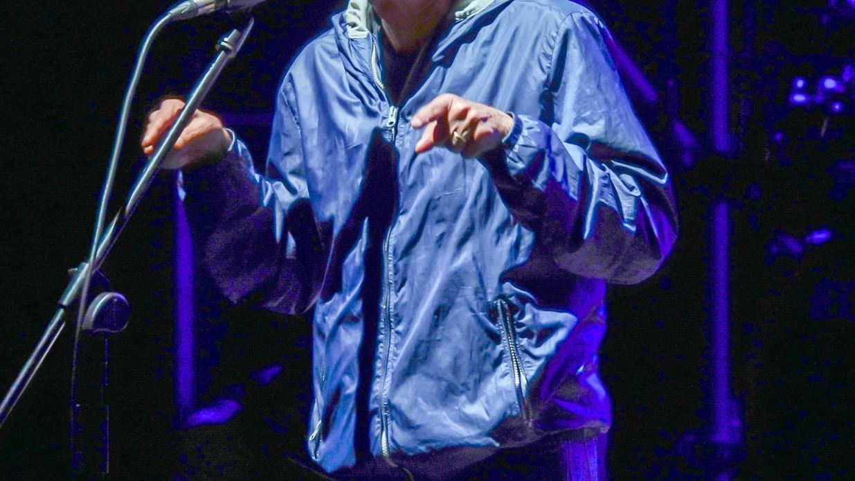 Un momento dell’emozionante concerto di Roberto Vecchioni alla fortezza di Mont’Alfonso, tra musica e poesia (Foto Borghesi) Un momento dell’emozionante concerto di Roberto Vecchioni alla fortezza di Mont’Alfonso, tra musica e poesia (Foto Borghesi)