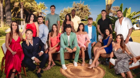 Filippo Bisciglia, conduttore di Temptation Island, con le coppie dell'edizione di settembre 2024 Filippo Bisciglia, conduttore di Temptation Island, con le coppie dell'edizione di settembre 2024