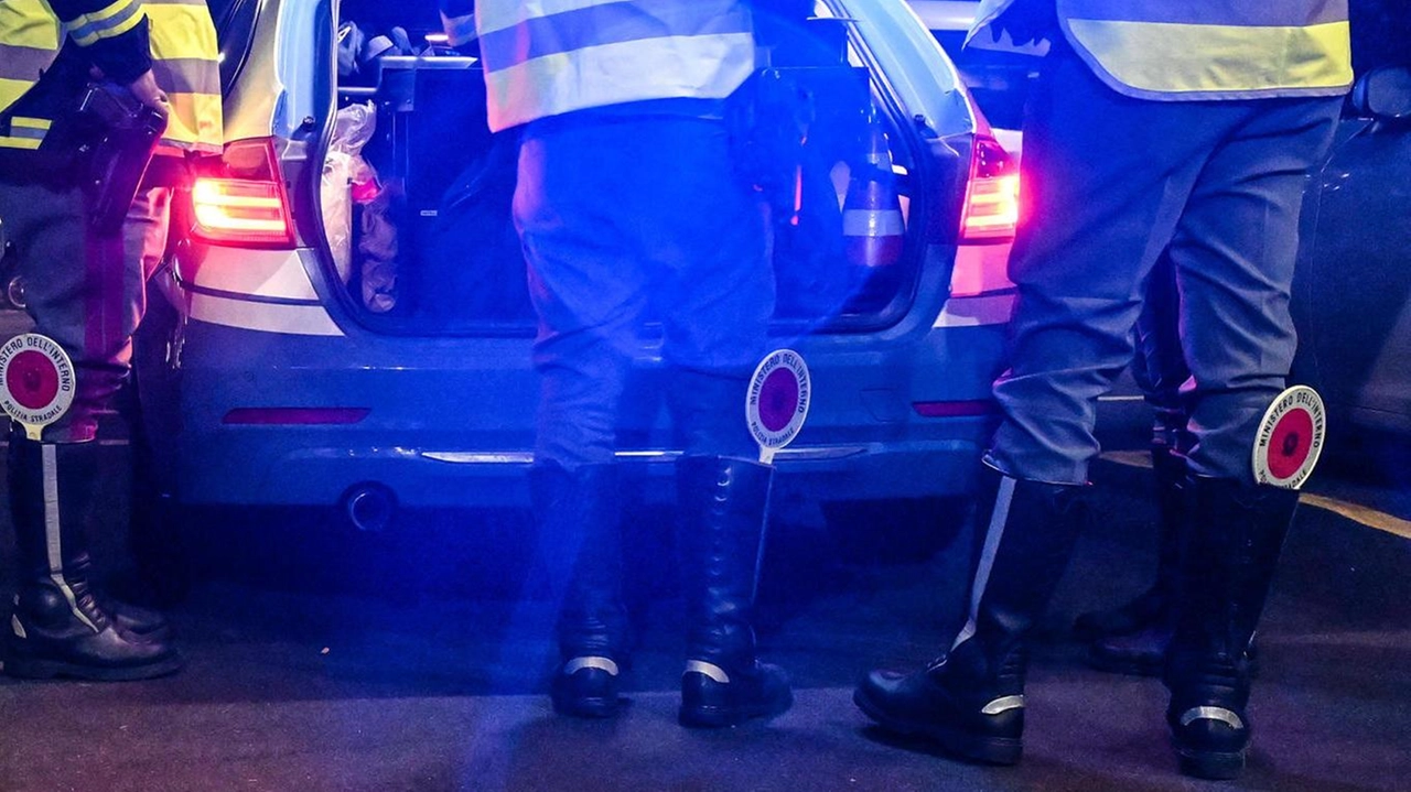 "A causa di un incidente, il traffico è temporaneamente bloccato al chilometro 49 lungo la strada statale 223 di Paganico... "A causa di un incidente, il traffico è temporaneamente bloccato al chilometro 49 lungo la strada statale 223 di Paganico...