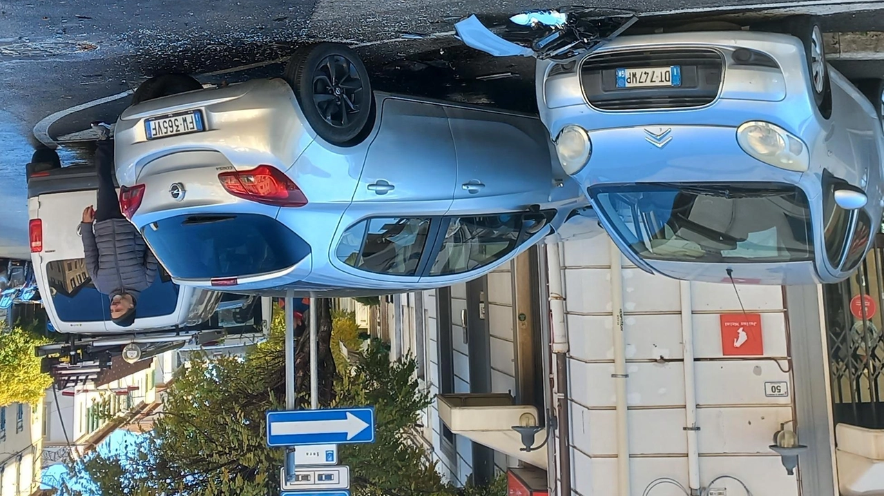 Incidente spettacolare, ma fortunatamente senza particolari conseguenze per i due uomini alla guida, ieri mattina intorno alle 10 all’angolo tra... Incidente spettacolare, ma fortunatamente senza particolari conseguenze per i due uomini alla guida, ieri mattina intorno alle 10 all’angolo tra...