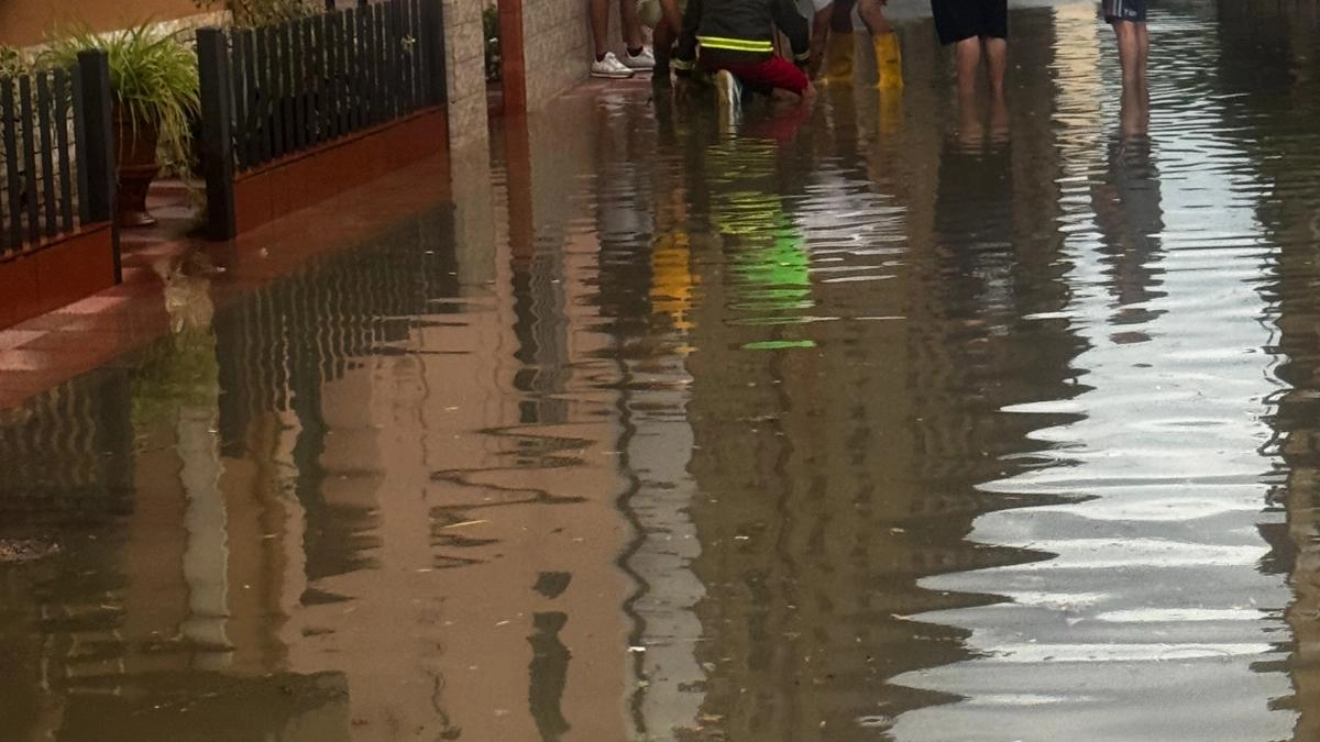 Così si presentava ieri pomeriggio via San Biagio a Casalguidi: la strada si è rapidamente allagata e l’acqua è entrata anche nelle abitazioni