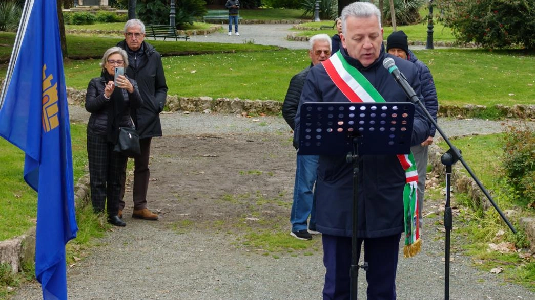 Le cerimonie per la festa della Liberazione con la fiaccolata a Migliarina. Deposizione delle corone ai Caduti e il discorso del sindaco Peracchini.