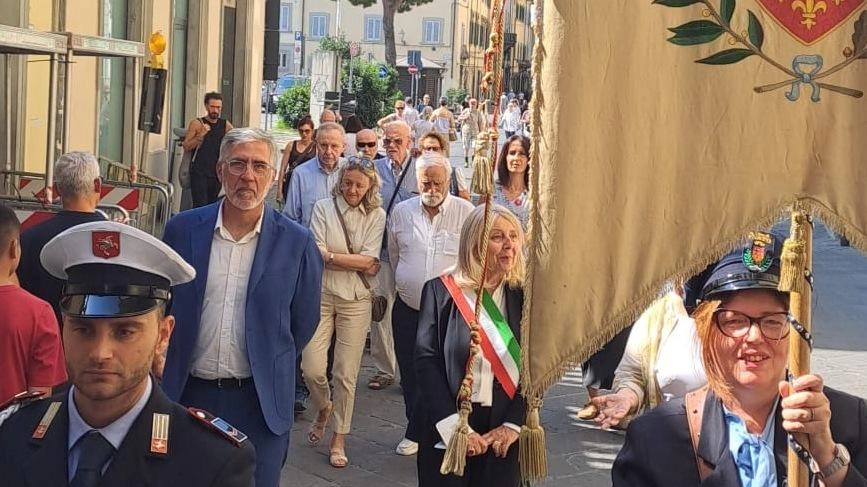 Il corteo delle istituzioni con il gonfalone del Comune. per l’omaggio a Datini