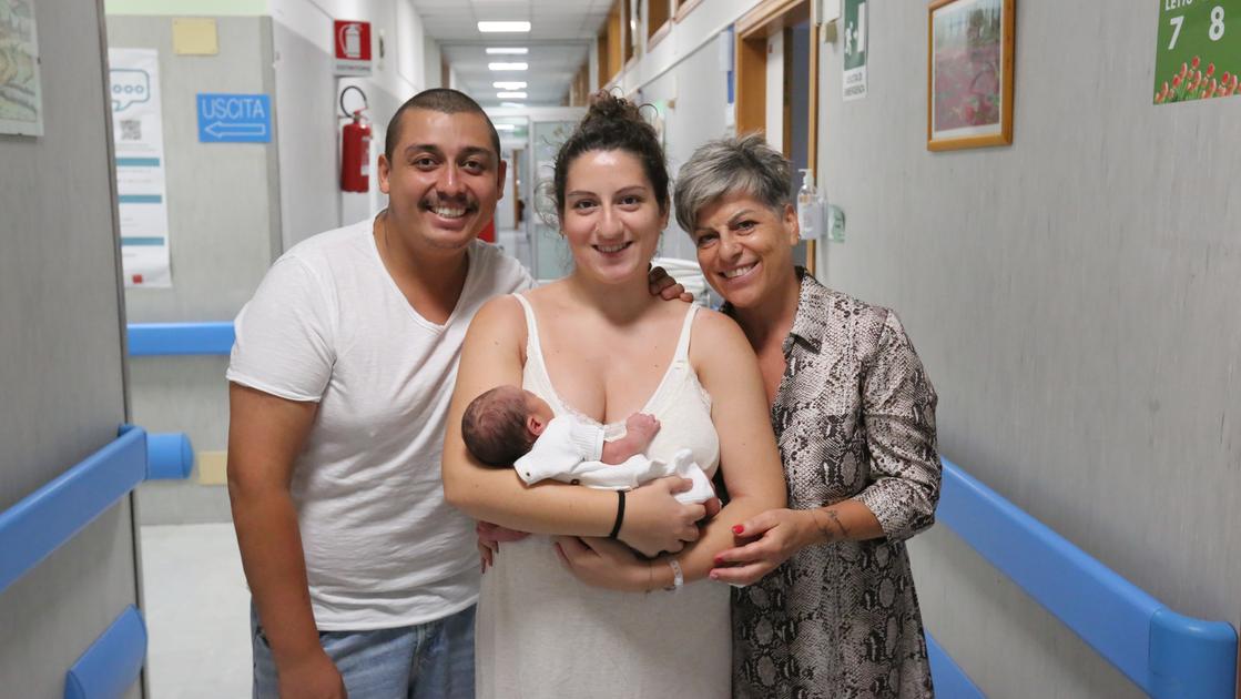 Partorisce in casa nella notte, la nonna si improvvisa ostetrica: “È avvenuta una cosa straordinaria”
