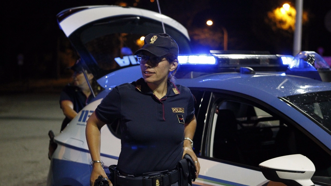 Sul posto è intervenuta la polizia che ha avviato le indagini cercando di recuperare immagini da telecamere private della zona e ascoltando le testimonianze dei vicini Sul posto è intervenuta la polizia che ha avviato le indagini cercando di recuperare immagini da telecamere private della zona e ascoltando le testimonianze dei vicini
