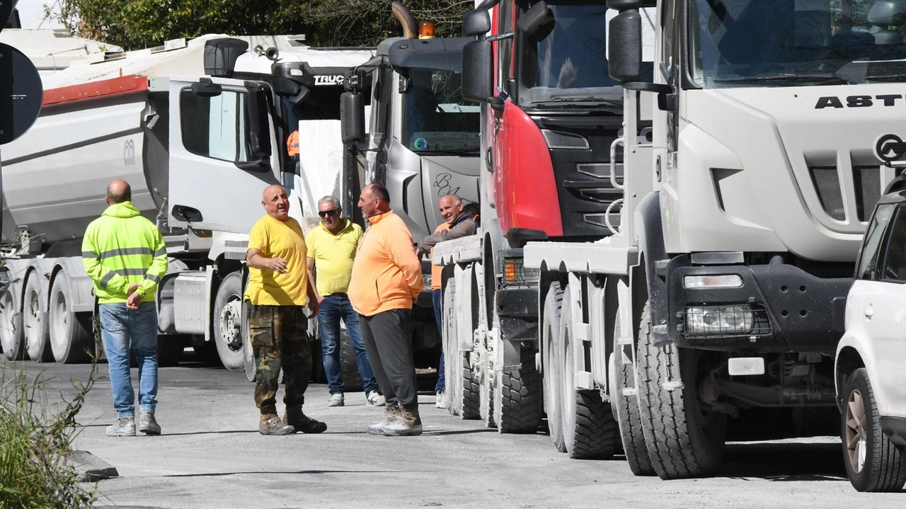 Protestano i cittadini per i lavori alla bretellina (Foto Archivio) Protestano i cittadini per i lavori alla bretellina (Foto Archivio)