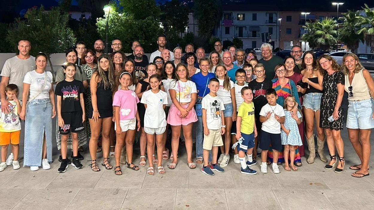 L’accoglienza di genitori e alunni a fratel Alberto Castellani di ritorno a Massa dopo un mese di volontariato ad Acireale L’accoglienza di genitori e alunni a fratel Alberto Castellani di ritorno a Massa dopo un mese di volontariato ad Acireale
