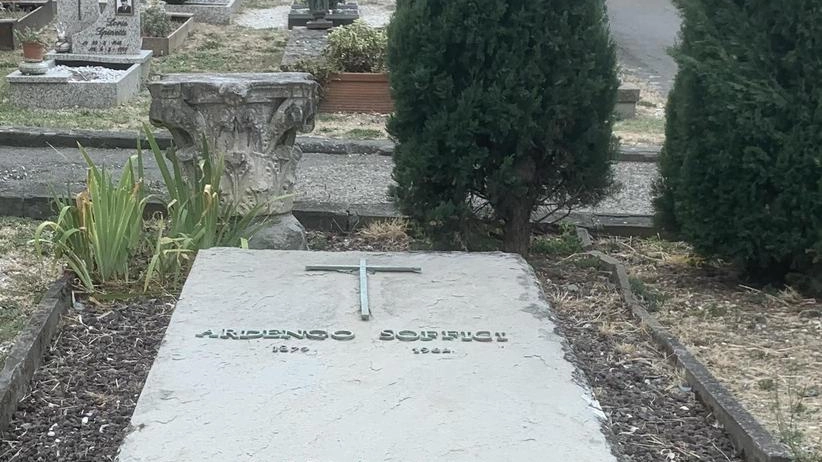 La tomba di Ardengo Soffici. e della moglie Maria al comunale di Poggio