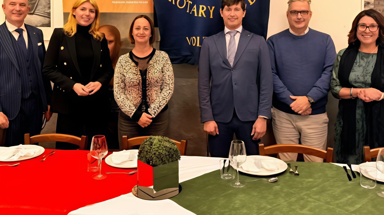 Solidarietà a Volterra: studenti alberghiero e Rotary Club raccolgono fondi per assistenza oncologica domiciliare. Preside ringrazia e celebra contributo degli studenti e dell'intera comunità. Solidarietà a Volterra: studenti alberghiero e Rotary Club raccolgono fondi per assistenza oncologica domiciliare. Preside ringrazia e celebra contributo degli studenti e dell'intera comunità.
