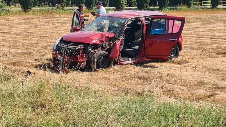 L’auto semidistrutta finita fuori strada a Campi Bisenzio