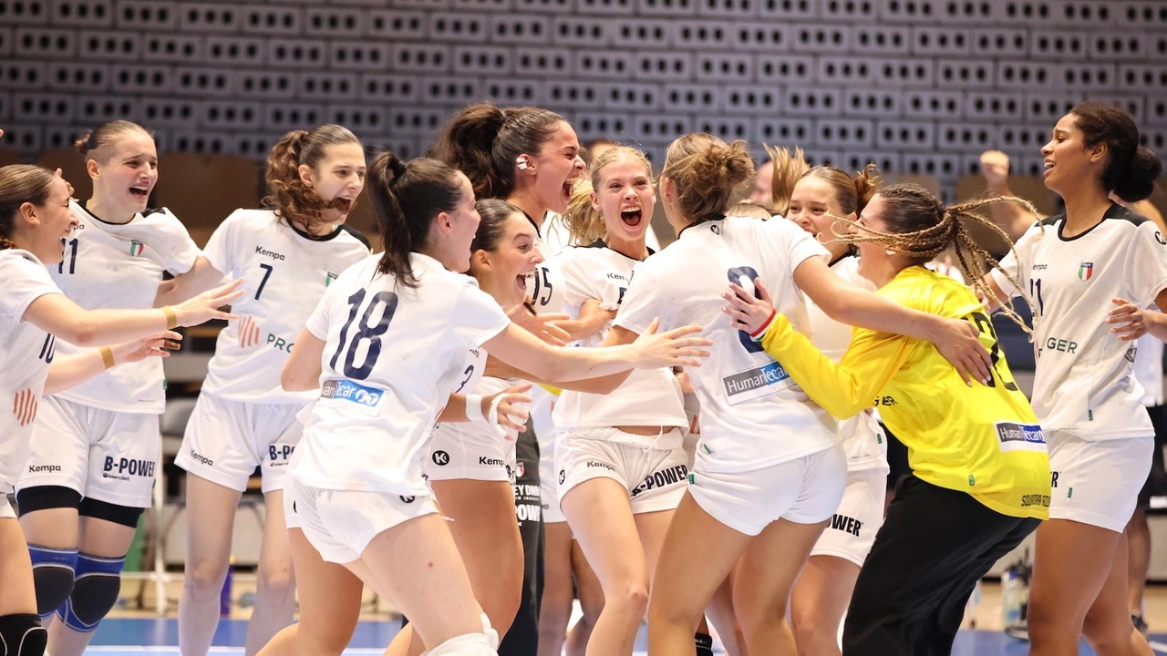 La nazionale italiana femminile Under 17 di pallamano ha raggiunto un traguardo straordinario, sollevando il trofeo degli EHF Championship 2025.... La nazionale italiana femminile Under 17 di pallamano ha raggiunto un traguardo straordinario, sollevando il trofeo degli EHF Championship 2025....