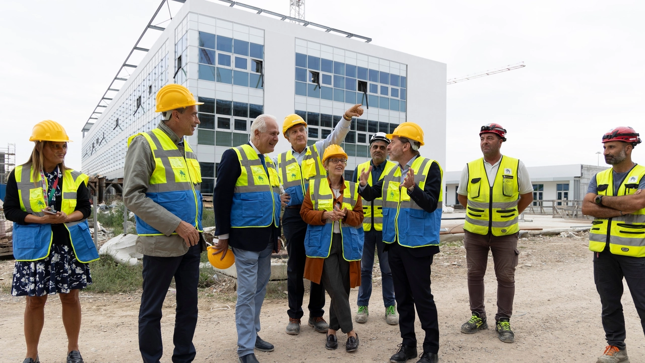 Il sopralluogo nel cantiere del nuovo ospedale (Foto Enrico Mattia Del Punta) Il sopralluogo nel cantiere del nuovo ospedale (Foto Enrico Mattia Del Punta)