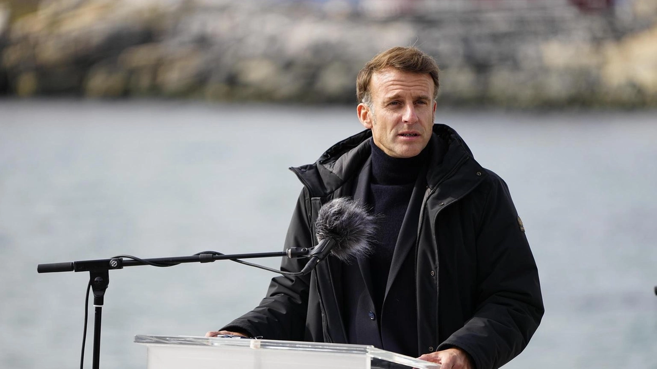 Macron visita la Groenlandia per sostenere la sovranità e annuncia esercitazioni militari congiunte e partenariati sui metalli rari. Macron visita la Groenlandia per sostenere la sovranità e annuncia esercitazioni militari congiunte e partenariati sui metalli rari.