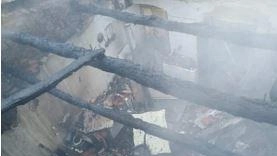Le fiamme hanno completamente distrutto il tetto. dell’abitazione e danneggiato quello della casa accanto Le fiamme hanno completamente distrutto il tetto. dell’abitazione e danneggiato quello della casa accanto