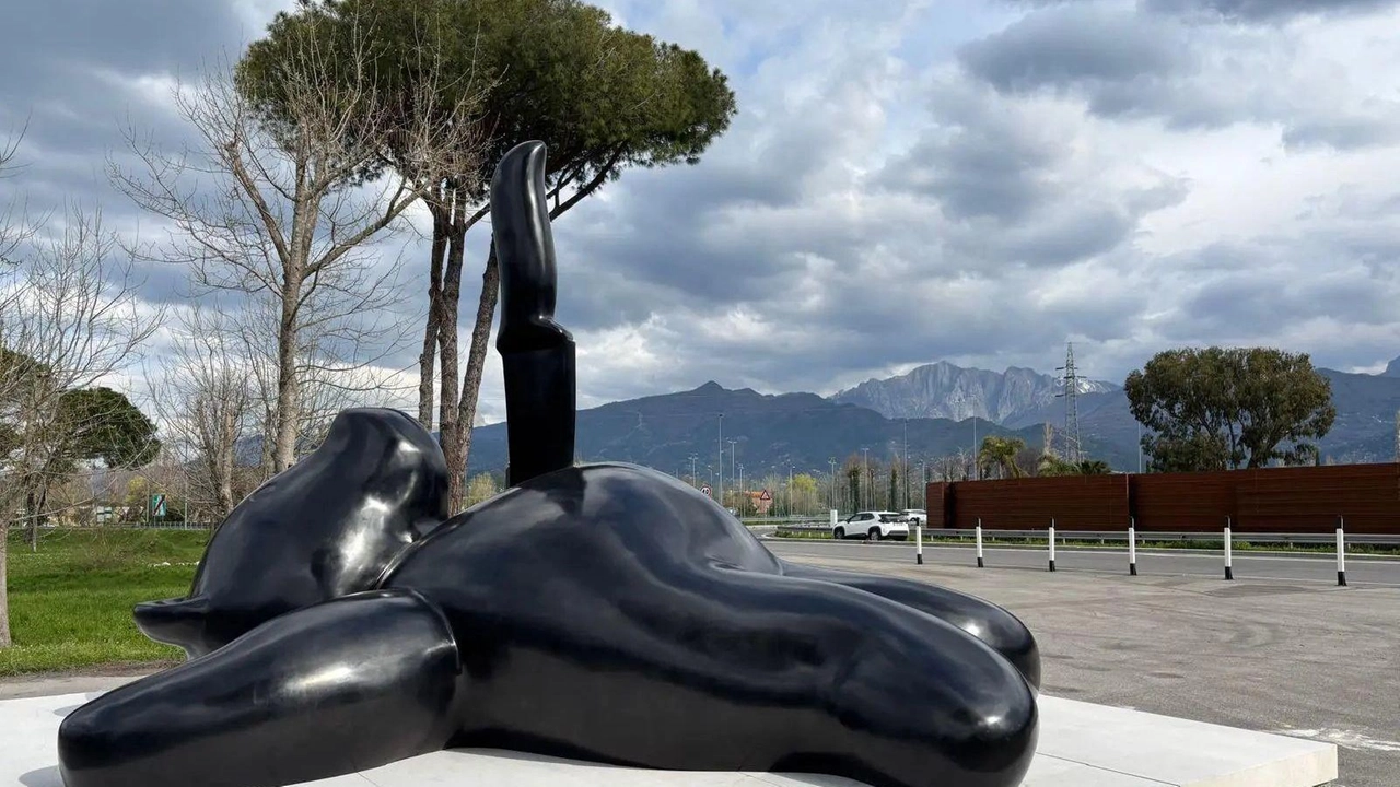 La statua «Poor Teddy Bear in Repose» posizionata all’uscita Versilia dell’autostrada A12