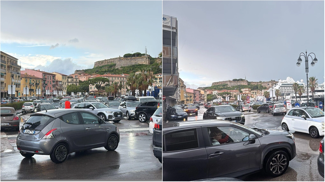 Le auto incolonnate agli imbarchi al porto di Portoferraio Le auto incolonnate agli imbarchi al porto di Portoferraio