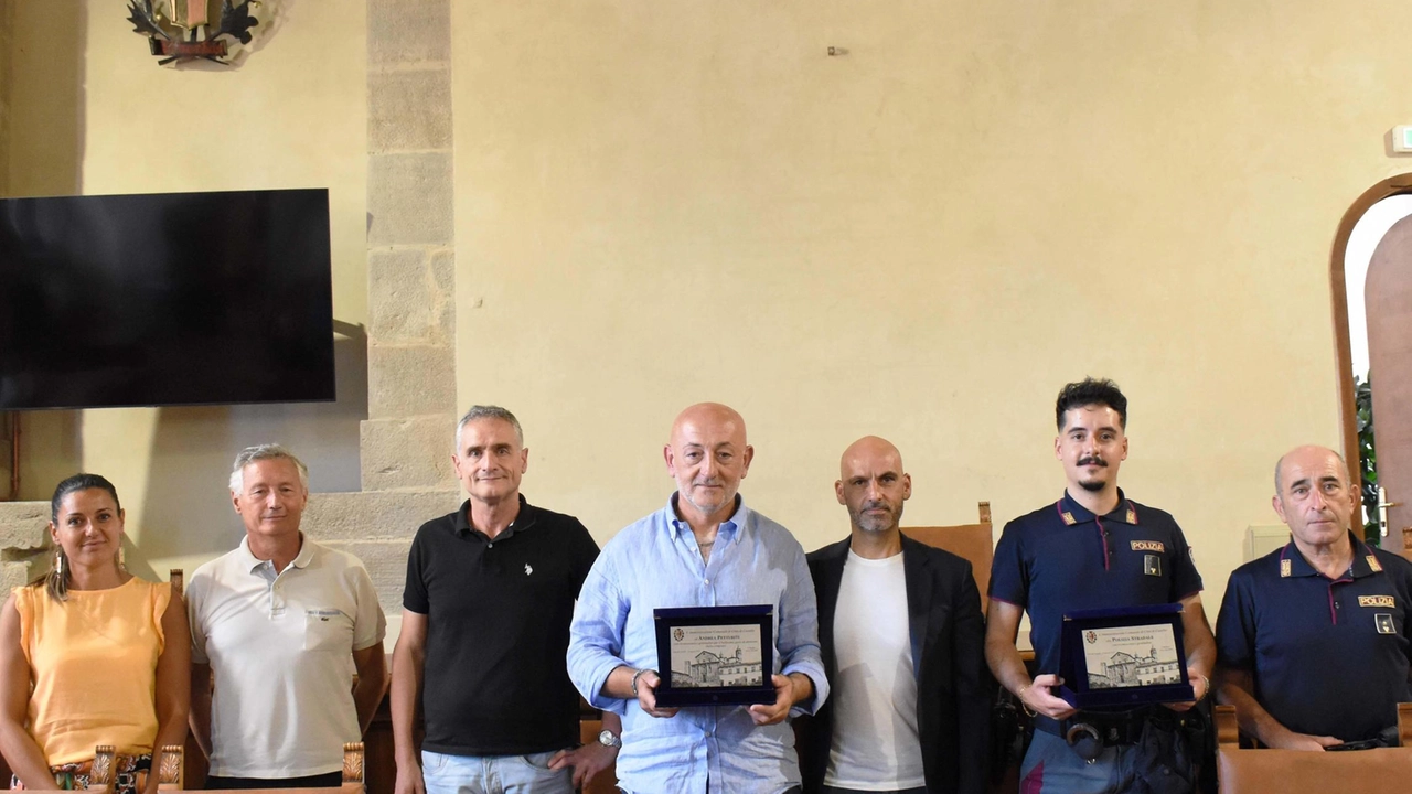 Riconoscimento del Comune ad Andrea Petturiti, che con il suo camion fermò un’utilitaria che procedeva contromano lungo la E45