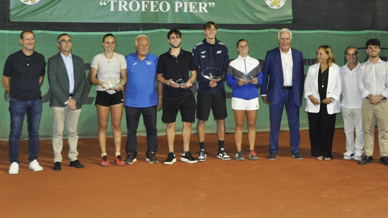Il presidente della Regione Toscana, Eugenio Giani, ha partecipato alla premiazione del Torneo Open Città di Poggibonsi Il presidente della Regione Toscana, Eugenio Giani, ha partecipato alla premiazione del Torneo Open Città di Poggibonsi