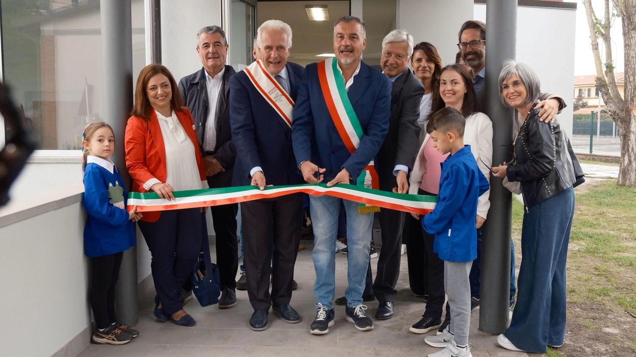 Il taglio del nastro delle due nuove aree della scuola (Foto Alcide) Il taglio del nastro delle due nuove aree della scuola (Foto Alcide)