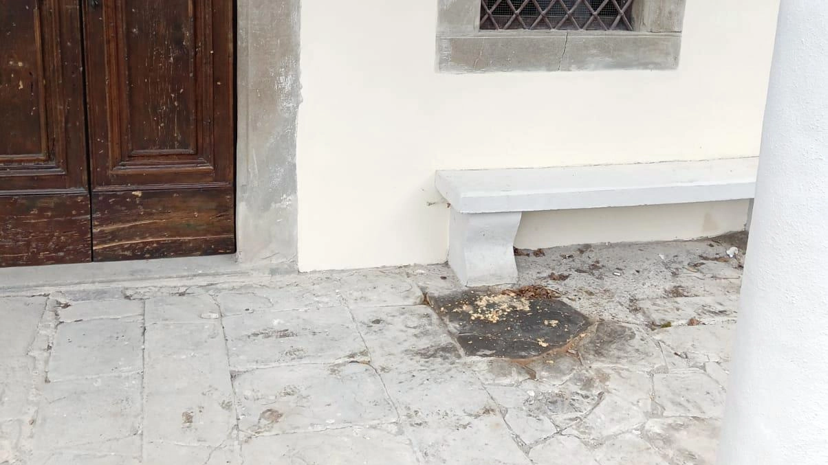 Nel fine settimana scorso alcuni vandali hanno rotto e gettato a terra la targa collocata all’esterno della chiesa di Corba e distrutto le piante collocate all’esterno in occasione del recente ripristino curato dalla Pro Loco