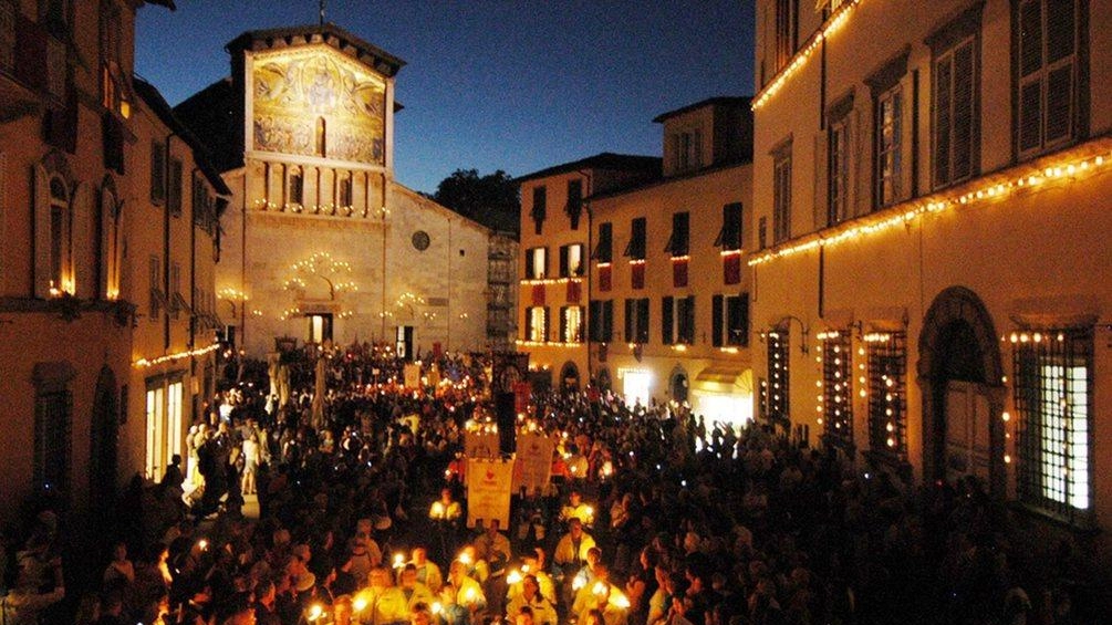 Una spettacolare veduta della processione che lascia San Frediano Una spettacolare veduta della processione che lascia San Frediano