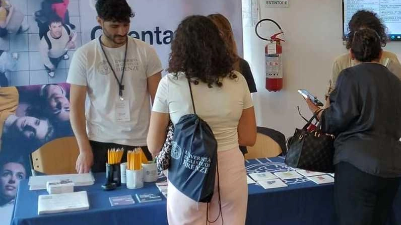 Bilancio positivo per l’iniziativa promossa dall’Università di Firenze nel polo di Prato. L’obiettivo era di far conoscere ai neo diplomati i corsi di laurea dell’Ateneo. Toccafondi: "C’è interesse a studiare qui". Bilancio positivo per l’iniziativa promossa dall’Università di Firenze nel polo di Prato. L’obiettivo era di far conoscere ai neo diplomati i corsi di laurea dell’Ateneo. Toccafondi: "C’è interesse a studiare qui".