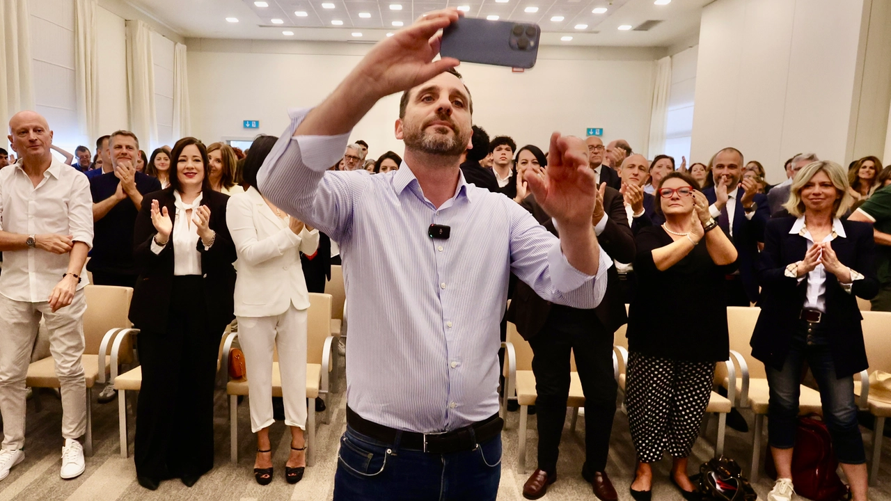 Alessandro Tomasi scatta un selfie con la platea gremita che lo ha accolto ieri all’hotel Hilton di Firenze, a Novoli