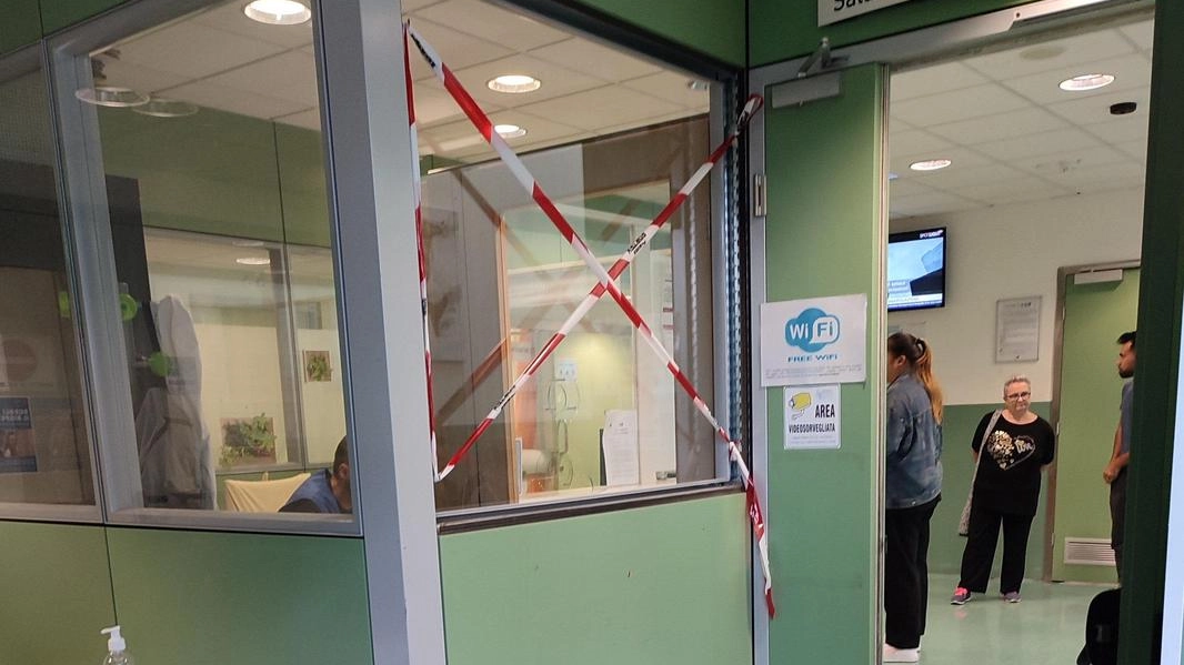 Una vetrata rotta da un esagitato al pronto soccorso Foto Attalmi