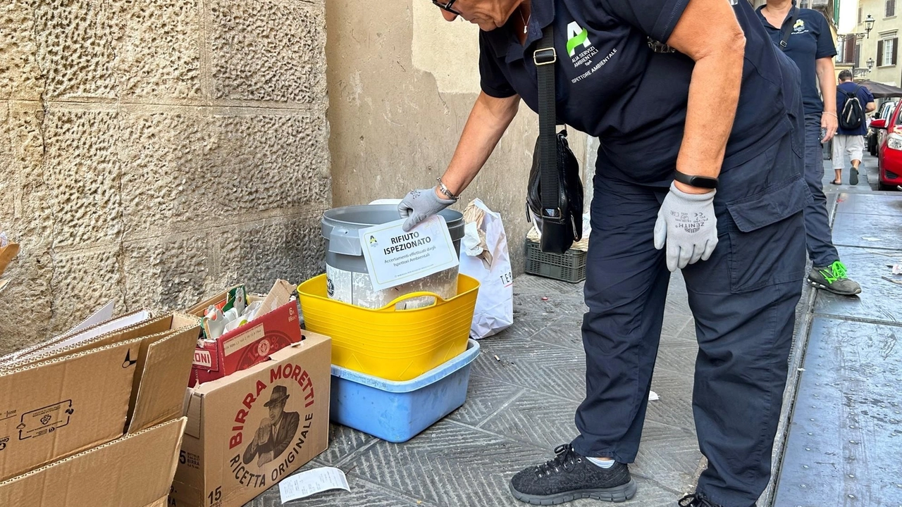 Marchio per gli incivili dei rifiuti. Alia li bolla con un adesivo speciale