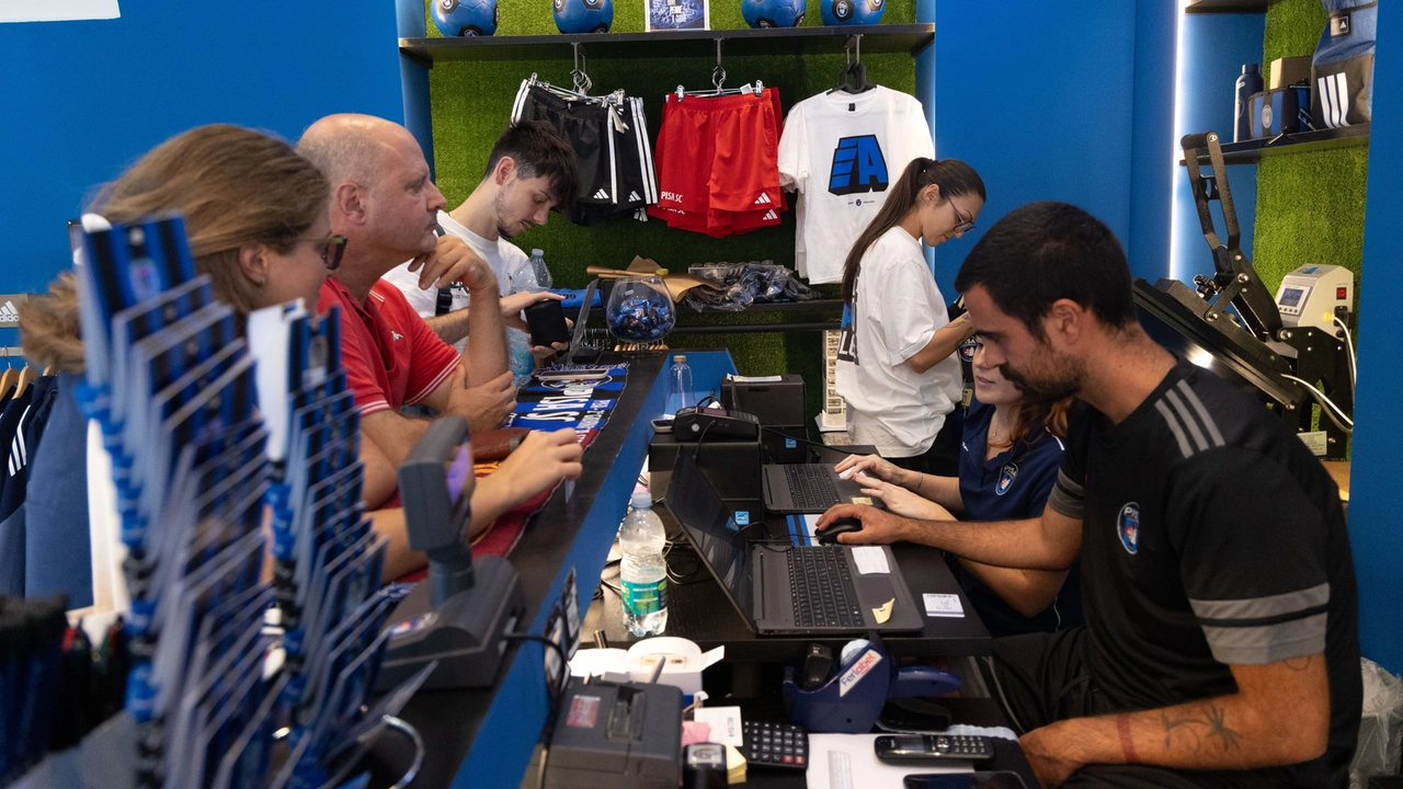 Tifosi del Pisa al Pisa Store per i biglietti della prima partita in casa di Serie A del Pisa contro la Roma (foto di Enrico Mattia Del Punta) Tifosi del Pisa al Pisa Store per i biglietti della prima partita in casa di Serie A del Pisa contro la Roma (foto di Enrico Mattia Del Punta)