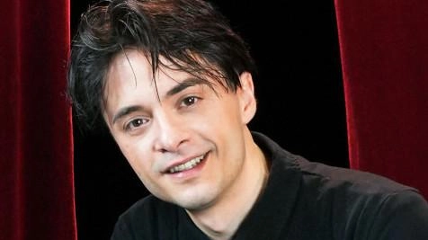 Cinquanta serate in 18 mesi, quasi tutte sold out e con decine di raddoppi di data, uno spettacolo che ha... Cinquanta serate in 18 mesi, quasi tutte sold out e con decine di raddoppi di data, uno spettacolo che ha...