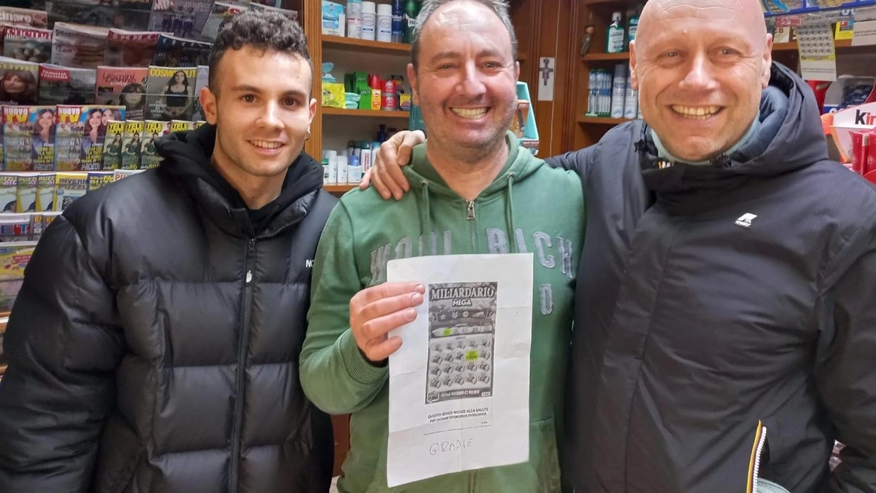 MONTECASTRILLI C’è anche il sindaco Riccardo Aquilini nella tabaccheria-ricevitoria Passagrilli a festeggiare la supervincita di due milioni che un...