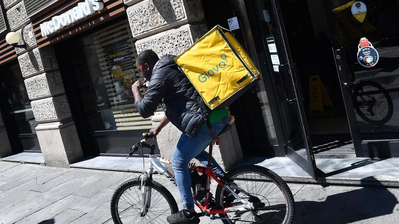 Un rider Glovo (Ansa) Un rider Glovo (Ansa)