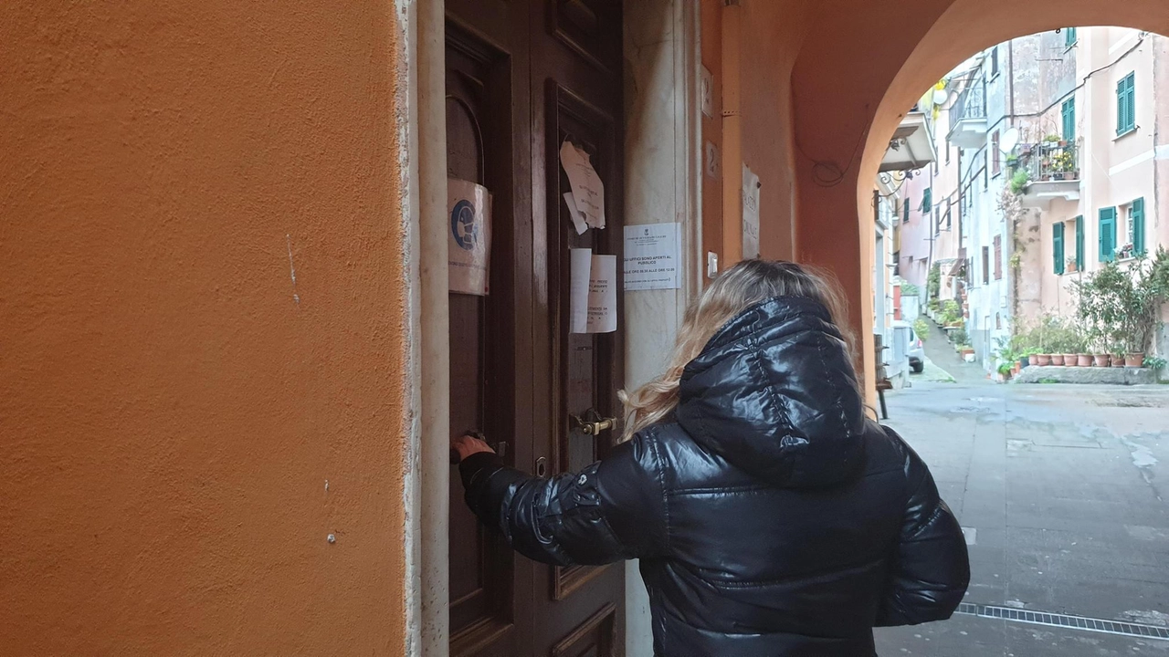 Il portone di ingresso del municipio, trovato aperto, dal quale. sono entrati la notte scorsa i. soliti ignoti per mettere a segno un magro bottino Il portone di ingresso del municipio, trovato aperto, dal quale. sono entrati la notte scorsa i. soliti ignoti per mettere a segno un magro bottino