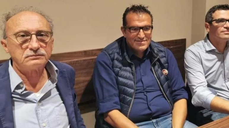 Questa sera, alle 19, calerà il sipario sulle votazioni e si conosceranno i nomi dei quindici eletti . Sono stati giorni di botta e risposta duri e ruvidi fra i candidati delle due liste che puntano alla vittoria. Questa sera, alle 19, calerà il sipario sulle votazioni e si conosceranno i nomi dei quindici eletti . Sono stati giorni di botta e risposta duri e ruvidi fra i candidati delle due liste che puntano alla vittoria.