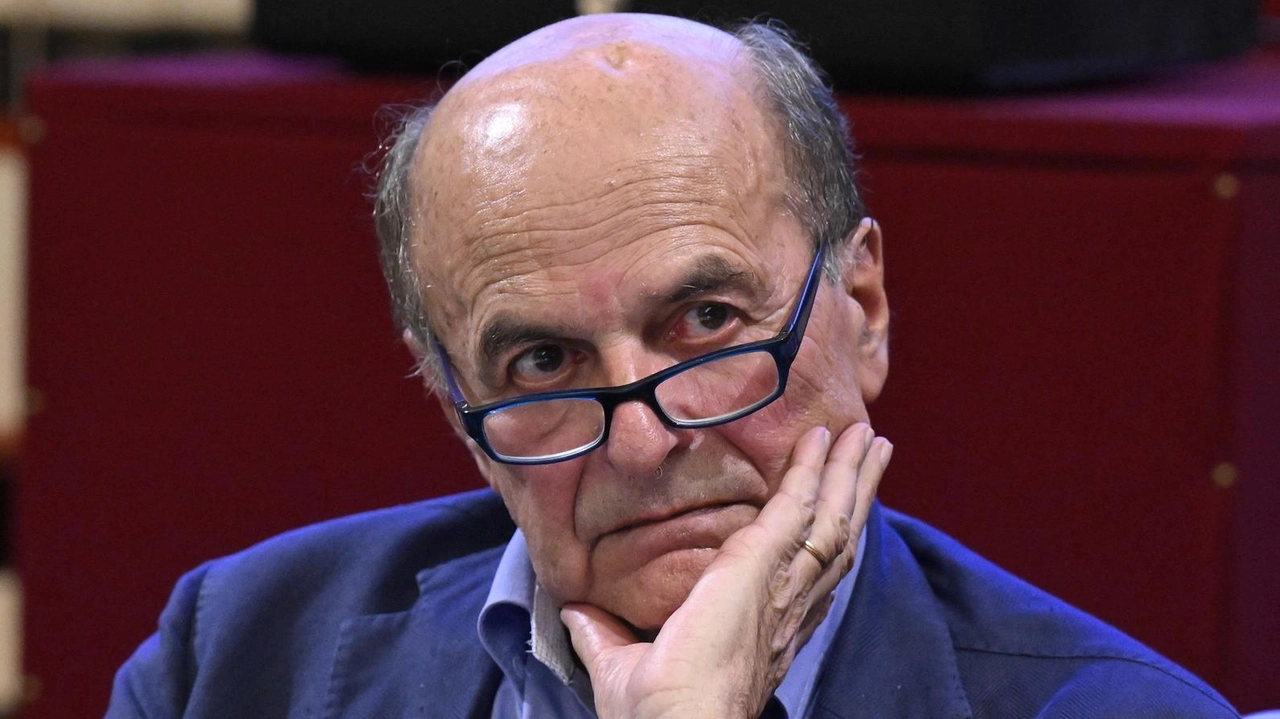 Pierluigi Bersani, 73 anni, politico e scrittore. E’ stato presidente della regione Emilia Romagna, più volte ministro, fondatore del Pd da cui è uscito nel 2017 Pierluigi Bersani, 73 anni, politico e scrittore. E’ stato presidente della regione Emilia Romagna, più volte ministro, fondatore del Pd da cui è uscito nel 2017