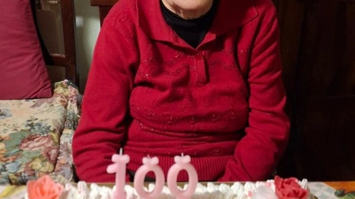 Festa a Monteriggioni per una centenaria. Giuseppina Priori (nella foto) ha compiuto un secolo di vita: è nata infatti il... Festa a Monteriggioni per una centenaria. Giuseppina Priori (nella foto) ha compiuto un secolo di vita: è nata infatti il...