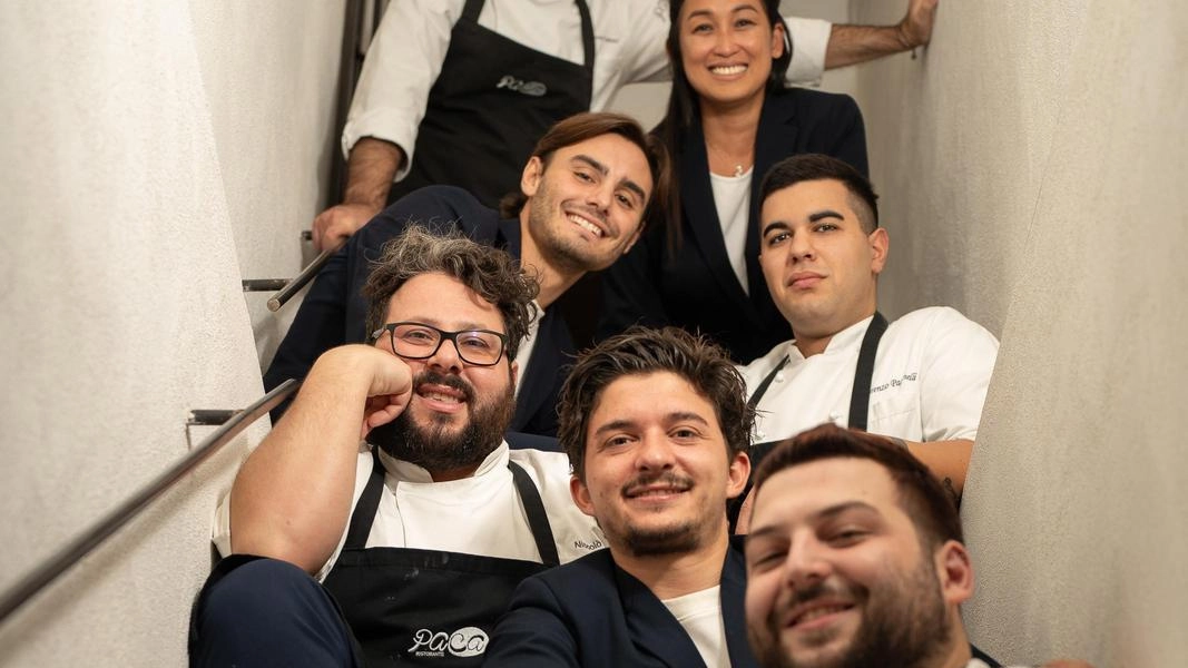 Niccolò Palumbo e la brigata di cucina e di sala del locale pluridecorato negli ultimi tre anni dalla Guida Michelin