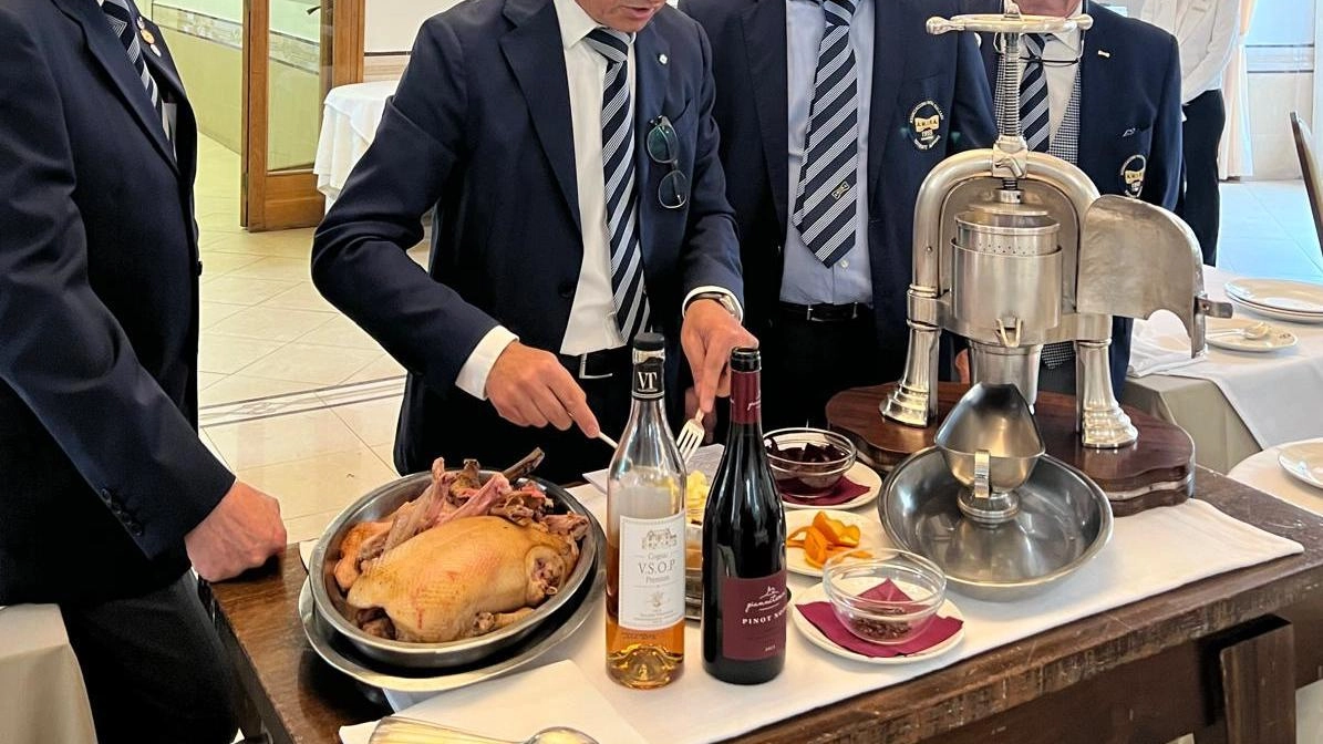 Massimo Paccagnini, Roberto Pasquini, Dante Luchi e Carmine Scotto nel corso della preparazione del piato Massimo Paccagnini, Roberto Pasquini, Dante Luchi e Carmine Scotto nel corso della preparazione del piato