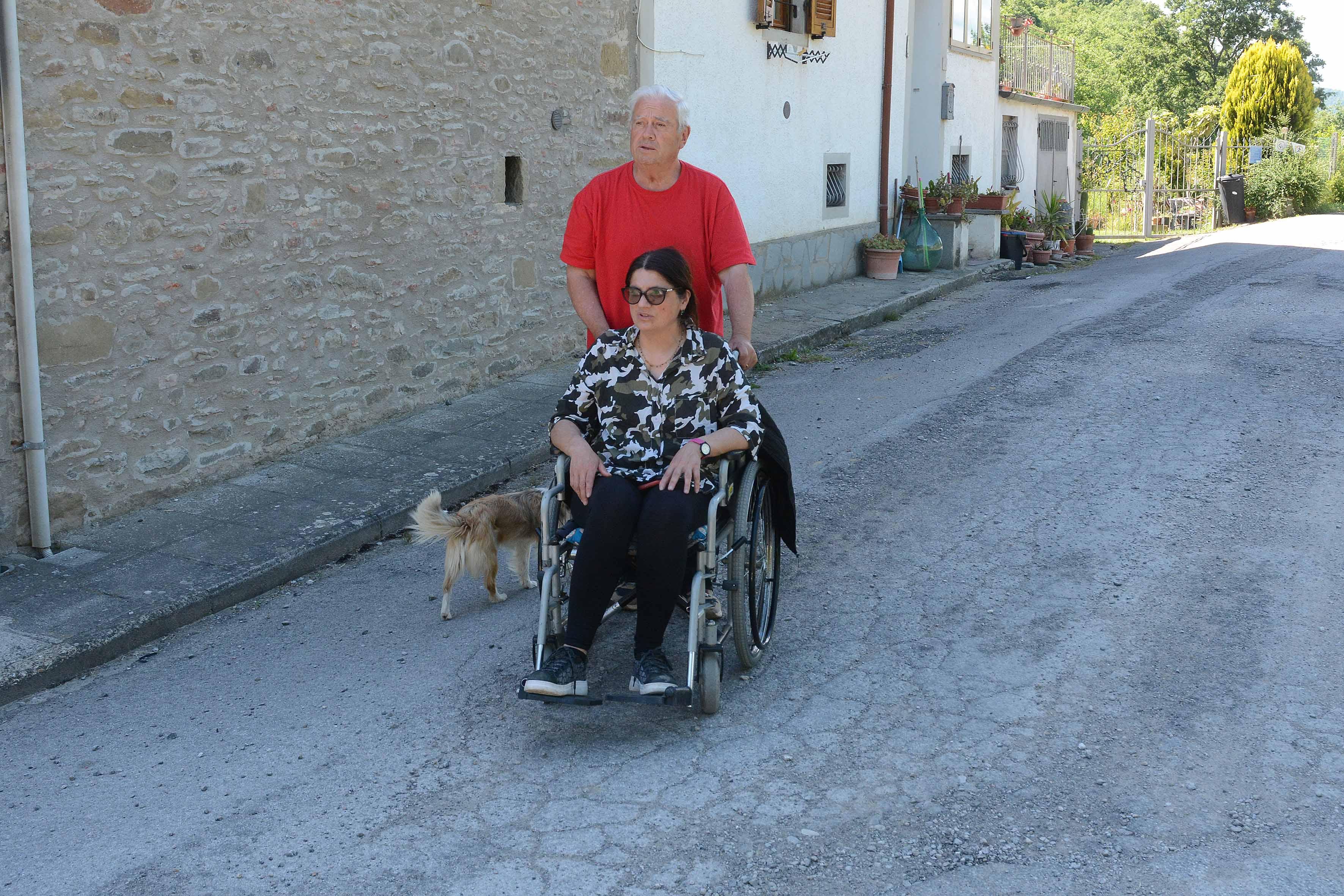 Troppe buche davanti alla casa: “Sono costretta a non uscire: è impossibile con la carrozzina” Troppe buche davanti alla casa: “Sono costretta a non uscire: è impossibile con la carrozzina”