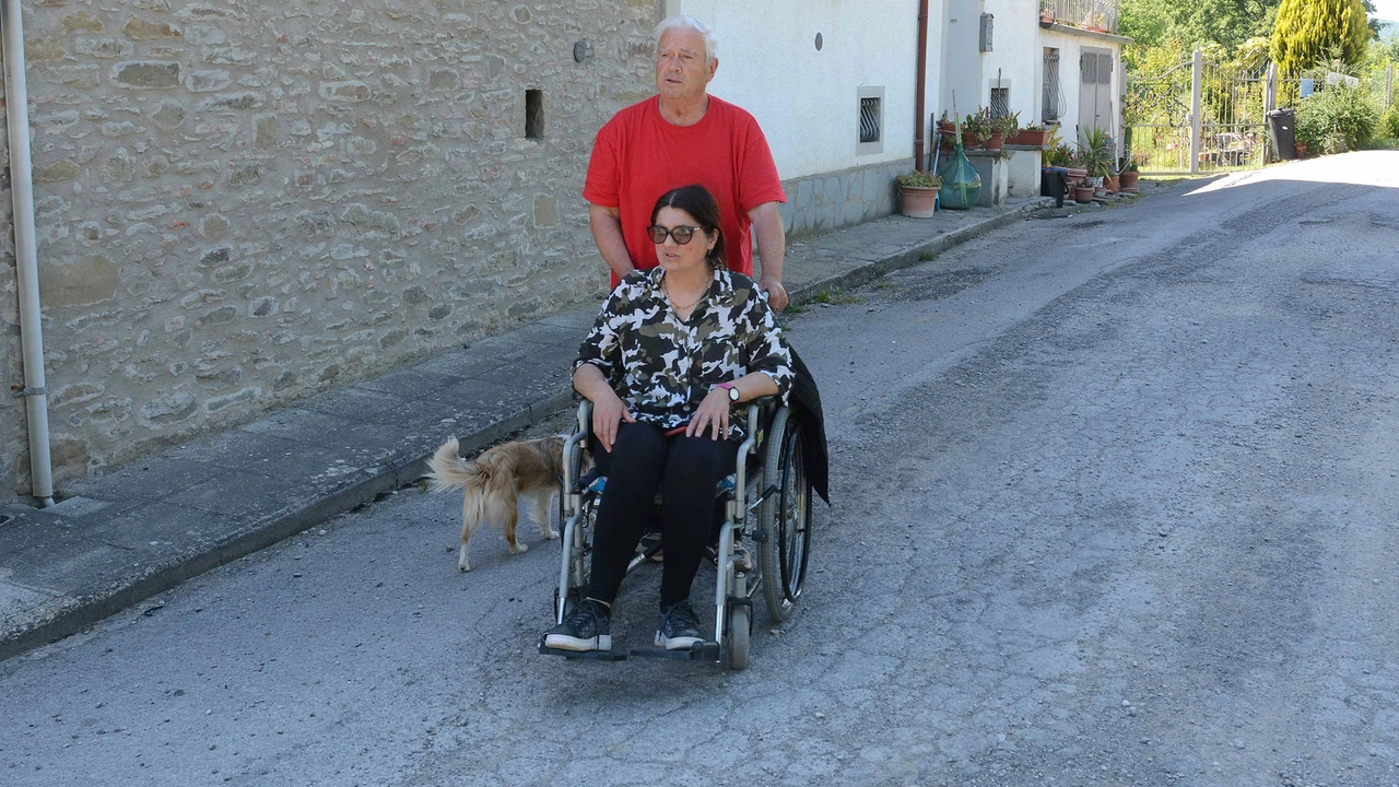 Barbara indica una delle buche presenti sulla via davanti a casa