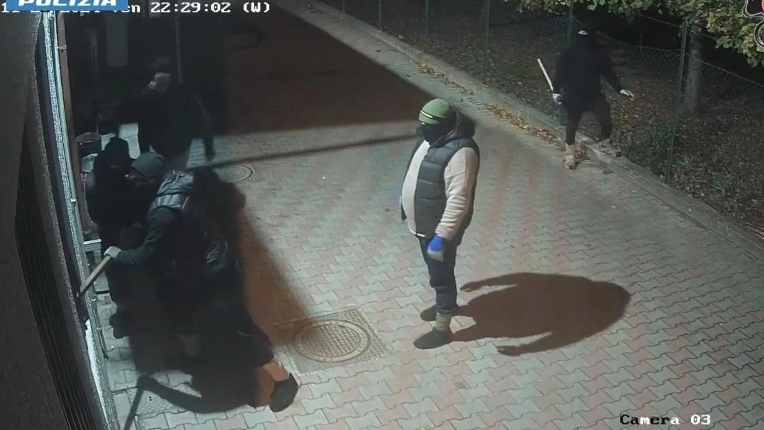 Un frame di un video in cui si vede una delle bande di ladri in azione Un frame di un video in cui si vede una delle bande di ladri in azione