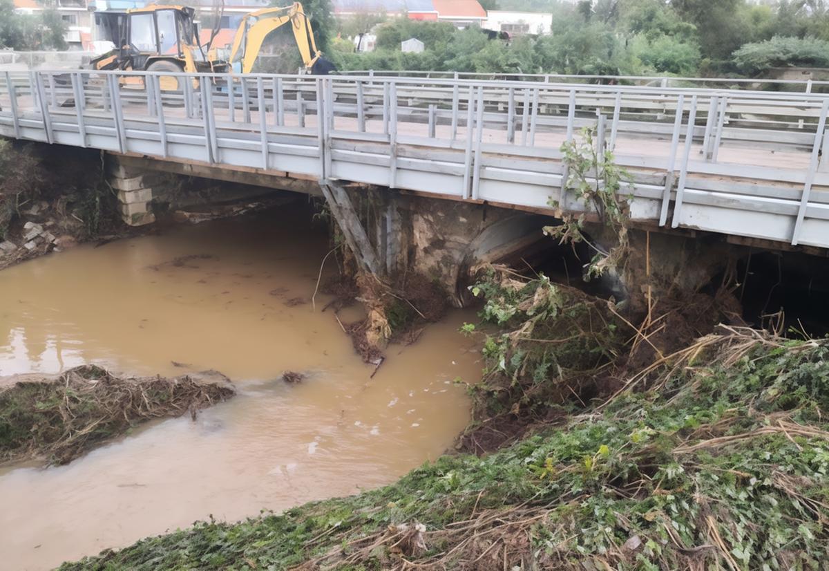 https://www.lanazione.it/image-service/view/acePublic/alias/contentid/Yzg0YTAwM2UtYzg4NC00/0/le-fragilita-del-territorio-in-balia-dellacqua-danneggiato-un-ponte.jpeg?f=1.90:1&w=1200