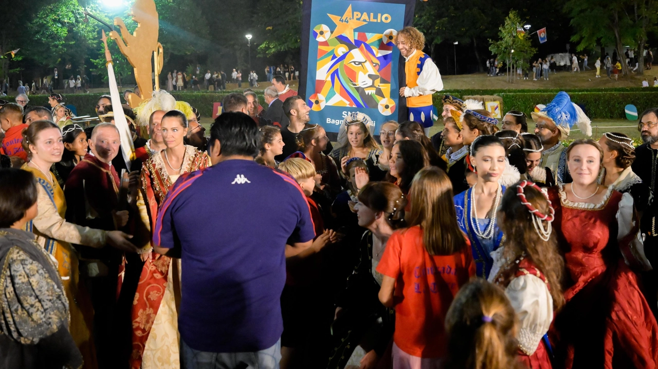 Torna la 45esima edizione del Palio delle contrade. Si parte stasera con la mangiata collettiva al chiosco. Domani la sessione di qualifica tra i cavalieri. Poi le sfilate in abiti storici ed i giochi tradizionali. Torna la 45esima edizione del Palio delle contrade. Si parte stasera con la mangiata collettiva al chiosco. Domani la sessione di qualifica tra i cavalieri. Poi le sfilate in abiti storici ed i giochi tradizionali.