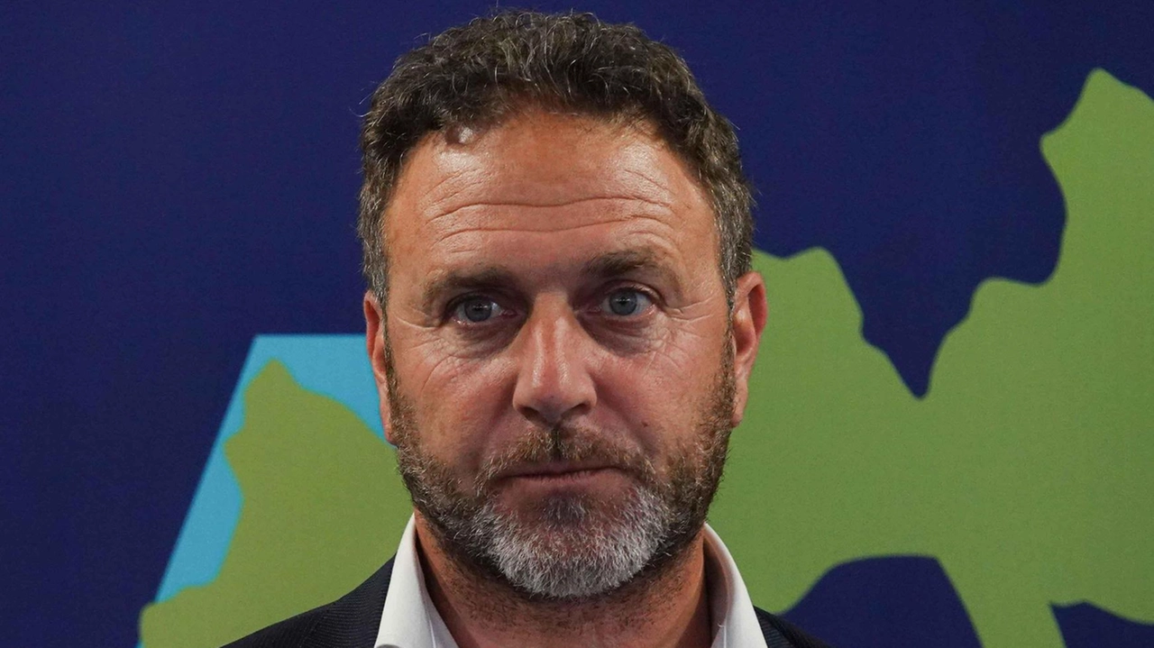 Sempre più frequenti gli avvistamenti di cormorani sulle scogliere del Golfo. A sinistra, l’assessore e vicepresidente della Regione Liguria, Alessandro Piana Sempre più frequenti gli avvistamenti di cormorani sulle scogliere del Golfo. A sinistra, l’assessore e vicepresidente della Regione Liguria, Alessandro Piana